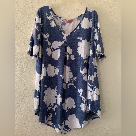 AMANA Women’s Floral V-Neck Blouse - Picture 2 of 5